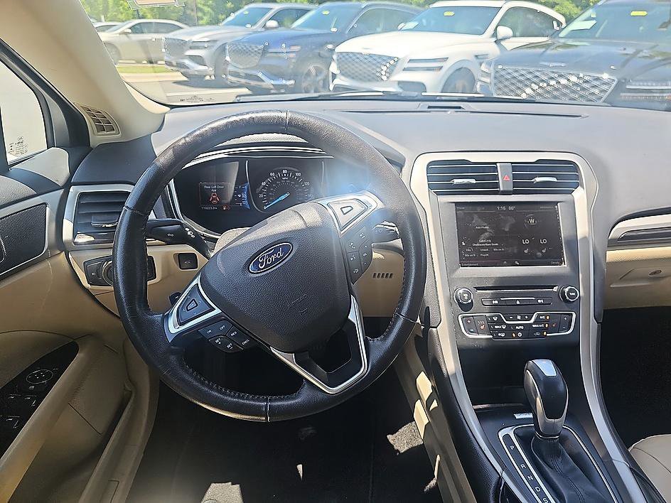 Used 2016 White Platinum Clearcoat Metallic Ford SE image 17