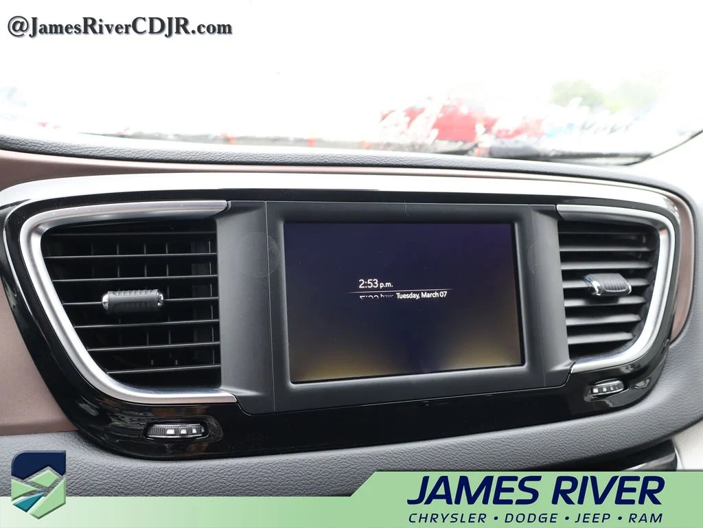 Used 2023 White Chrysler LX image 33