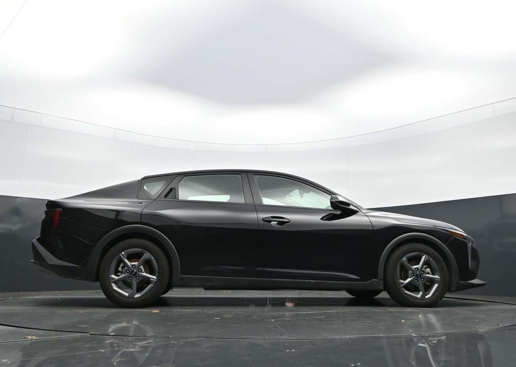 Used 2025 Aurora Black Pearl Kia LXS image 39