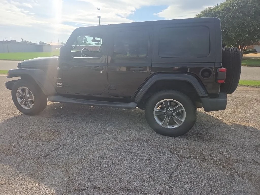 Used 2018 Black Jeep Unlimited Sahara image 10