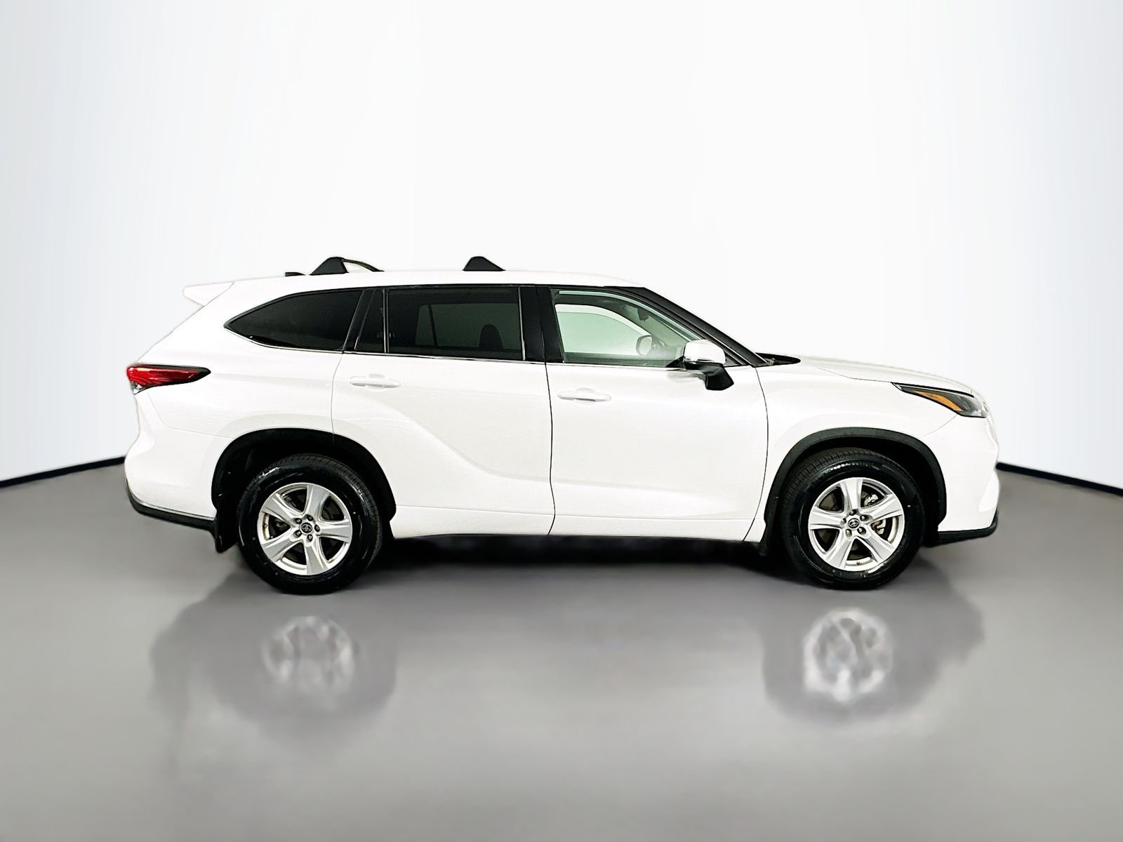 Used 2022 Pearl Toyota LE image 9