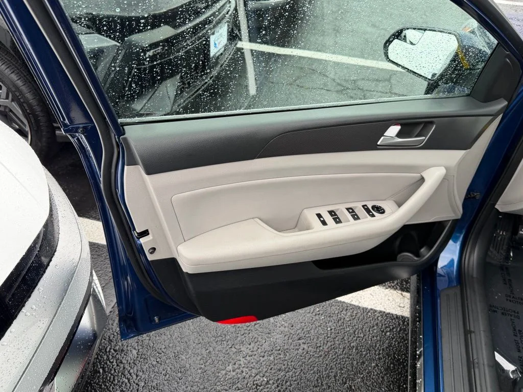 Used 2017 Lakeside Blue Hyundai Sport image 10