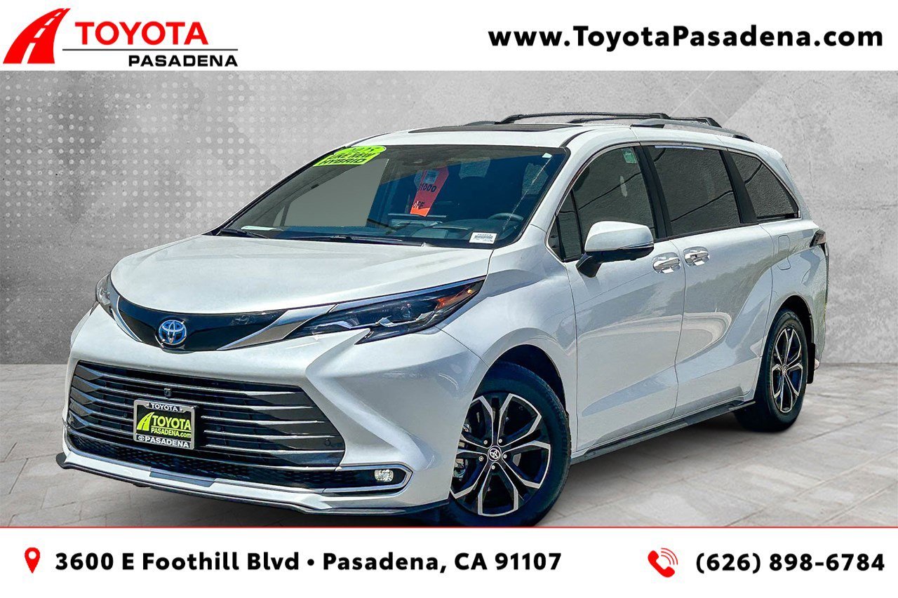 2025 Toyota Sienna Platinum 7-Passenger Hybrid AWD's photo