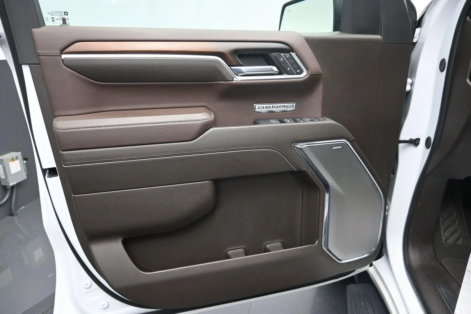Used 2024 White Frost Tricoat GMC Denali image 22