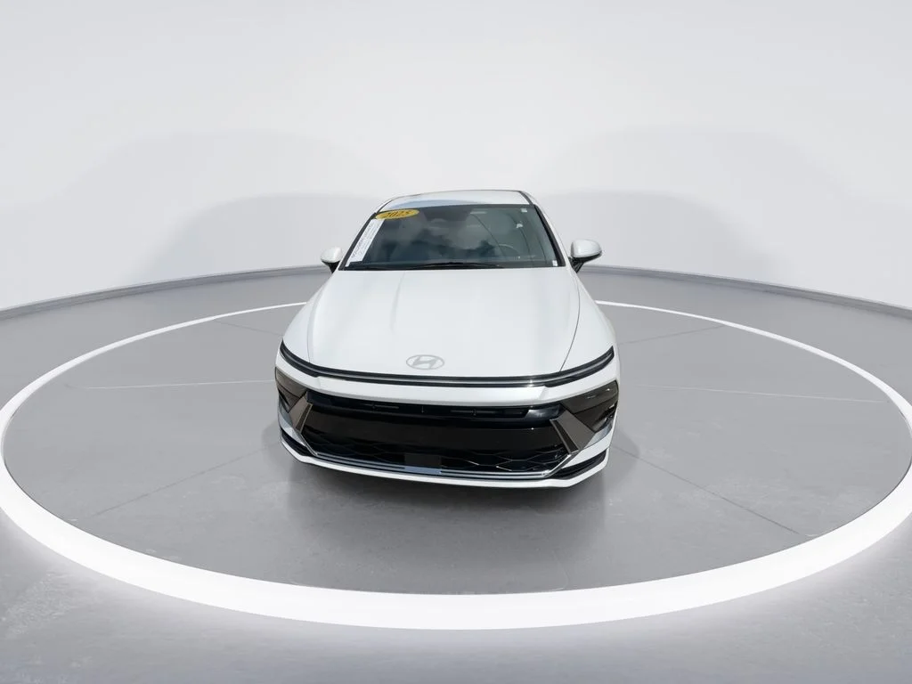 Used 2025 White Hyundai SEL image 3