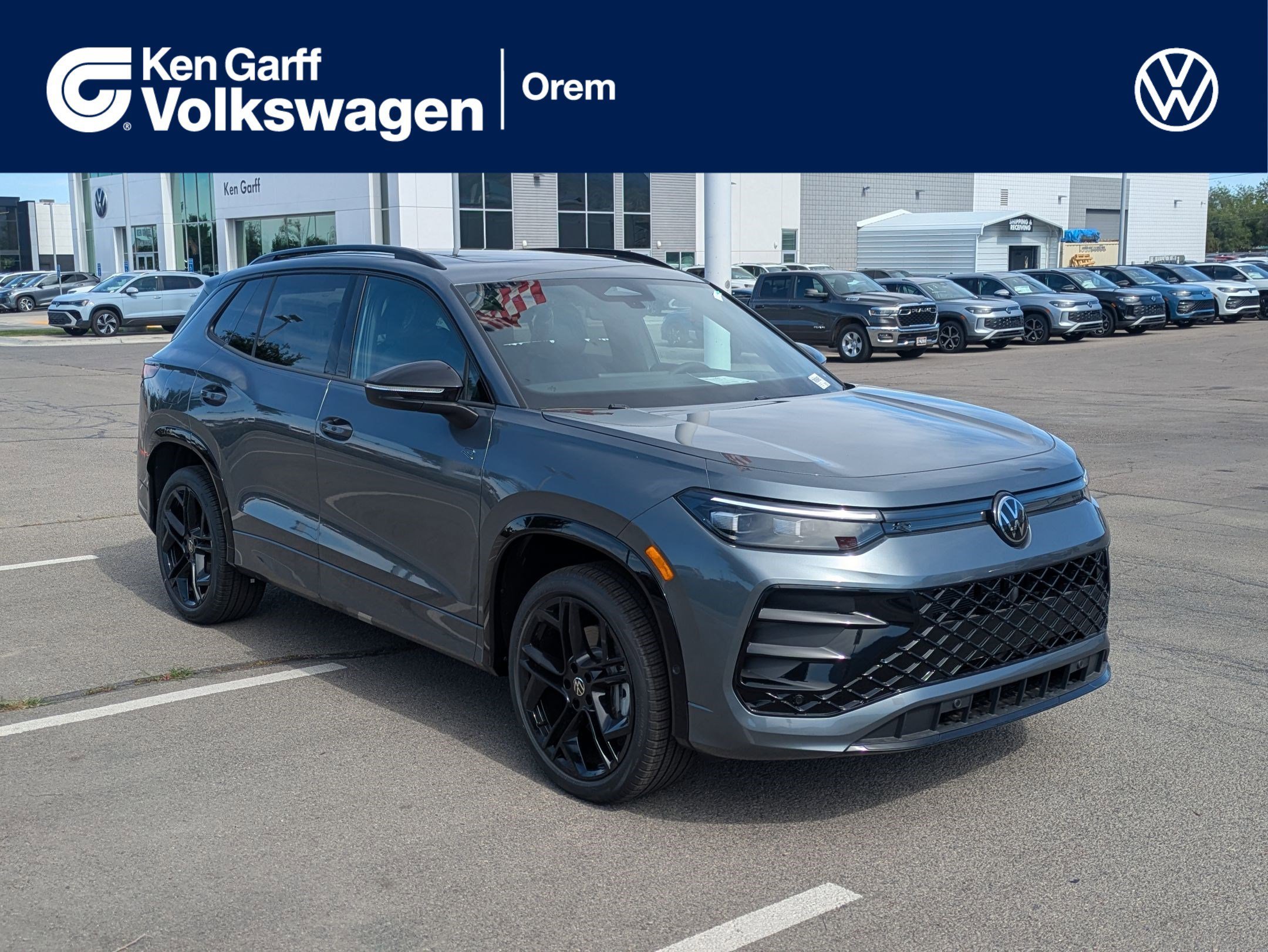 2026 Volkswagen Tiguan 2.0T SE R-Line Black 4Motion's photo