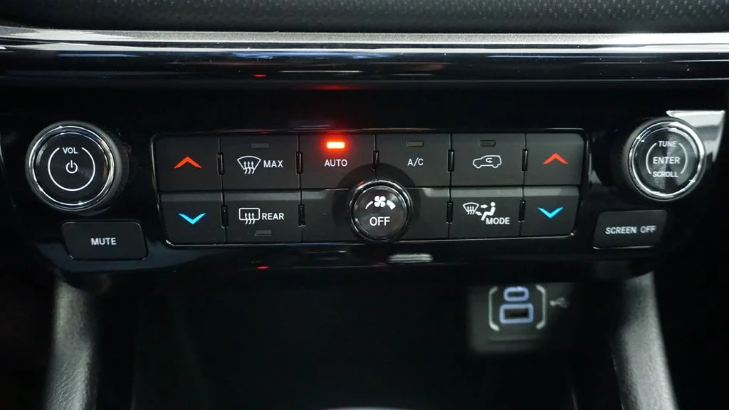 New 2026 Diamond Black Crystal Pearlcoat Jeep Latitude image 49