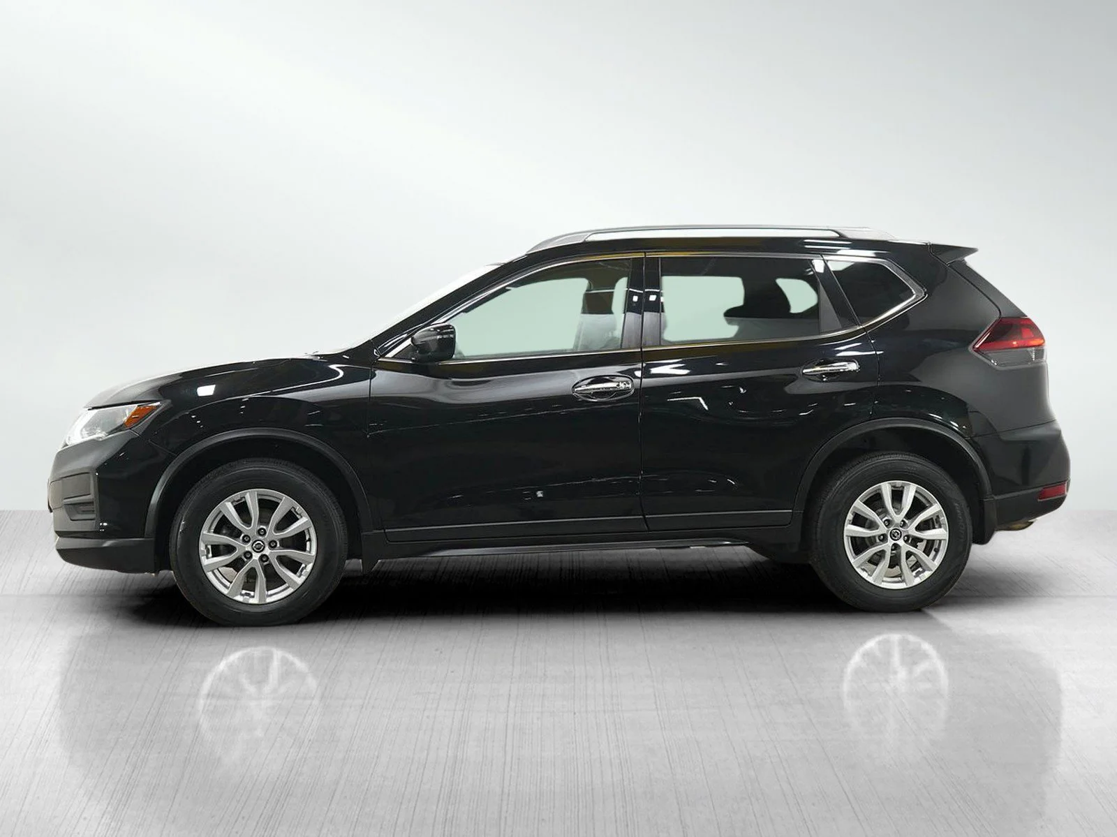 Used 2018 Nissan Rogue SV with VIN 5N1AT2MV7JC827485 for sale in Burnsville, Minnesota