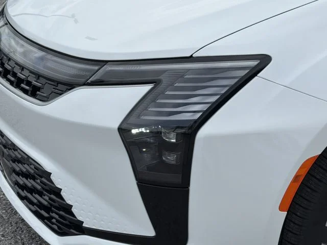 New 2027 Bright White Clear-Coat Exterior Paint Chrysler Limited image 8