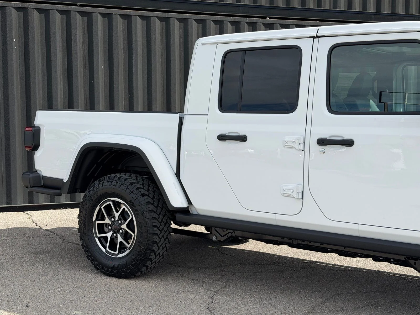 New 2026 Bright White Clear-Coat Exterior Paint Jeep Rubicon X image 5