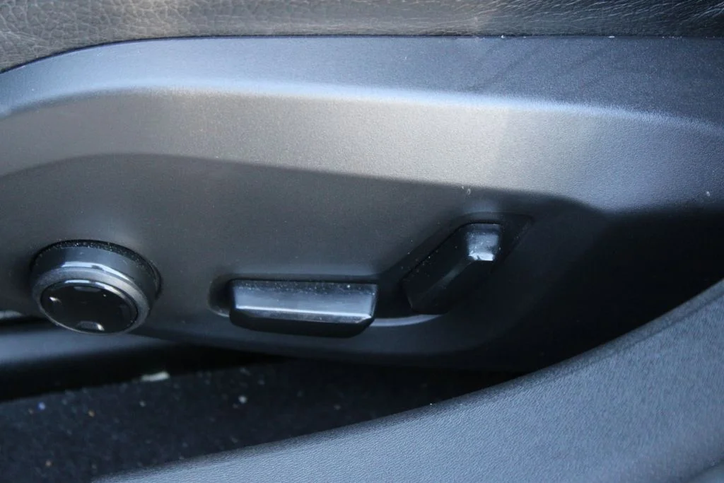 Used 2018 Black Volvo T5 Momentum image 17