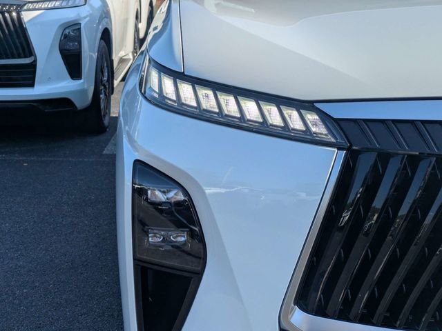 New 2026 RADIANT WHITE INFINITI Luxe 2WD image 9
