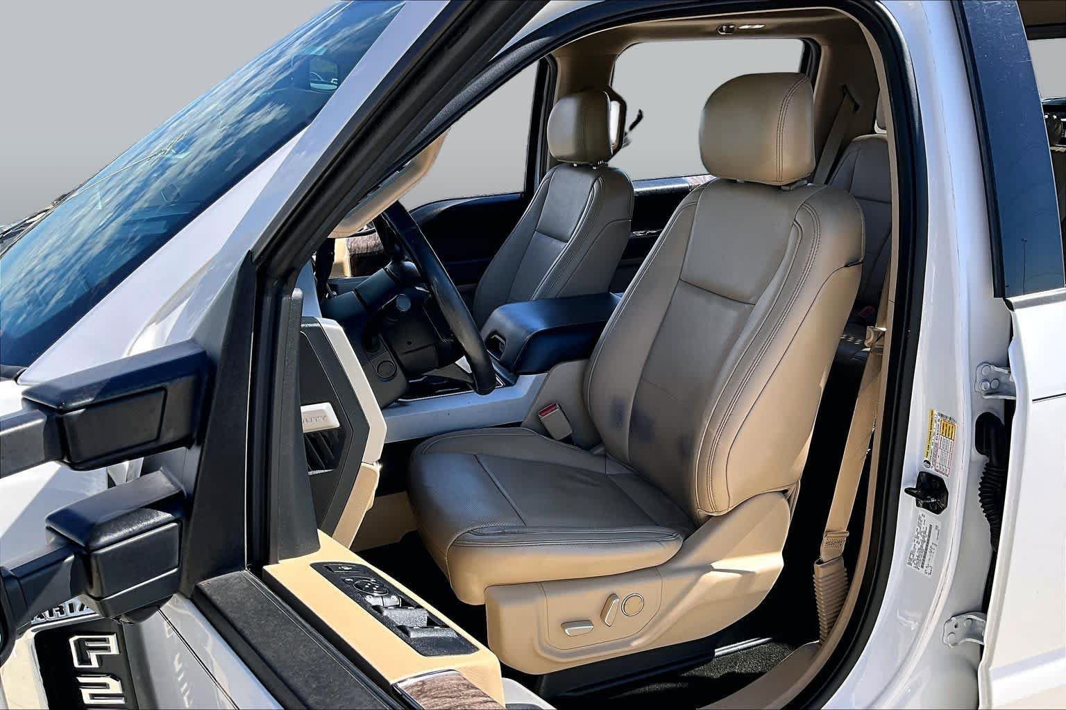 Used 2017 White Platinum Metallic Tri-Coat Ford Lariat image 8