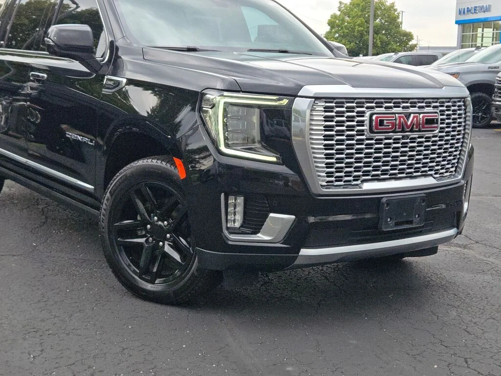 Used 2022  GMC Denali image 2