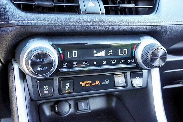 Used 2022 Silver Toyota XLE image 27