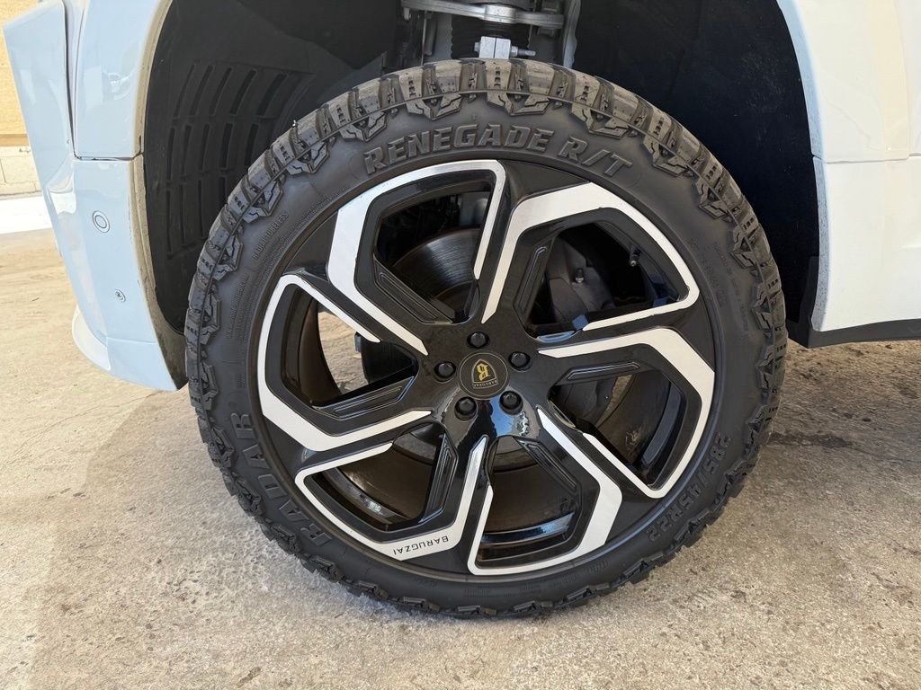 Used 2022 Fuji White Land Rover S image 4