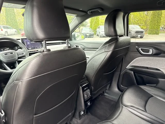Used 2024 Silver Zynith Metallic Clearcoat Jeep Latitude image 17