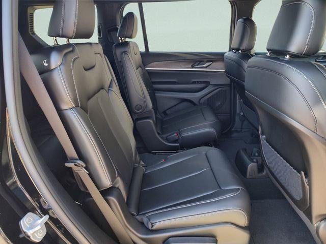 New 2025 Diamond Black Crystal Pearl-Coat Exterior Paint Jeep Limited image 30