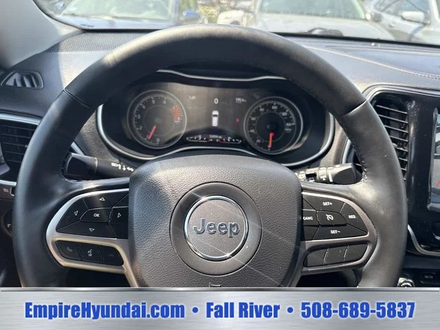 Used 2019 Silver Jeep Limited image 27