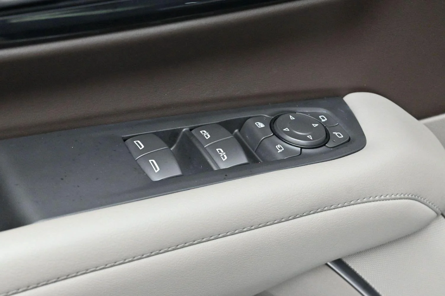 Used 2025 Iridescent Pearl Tricoat Chevrolet Z71 image 11
