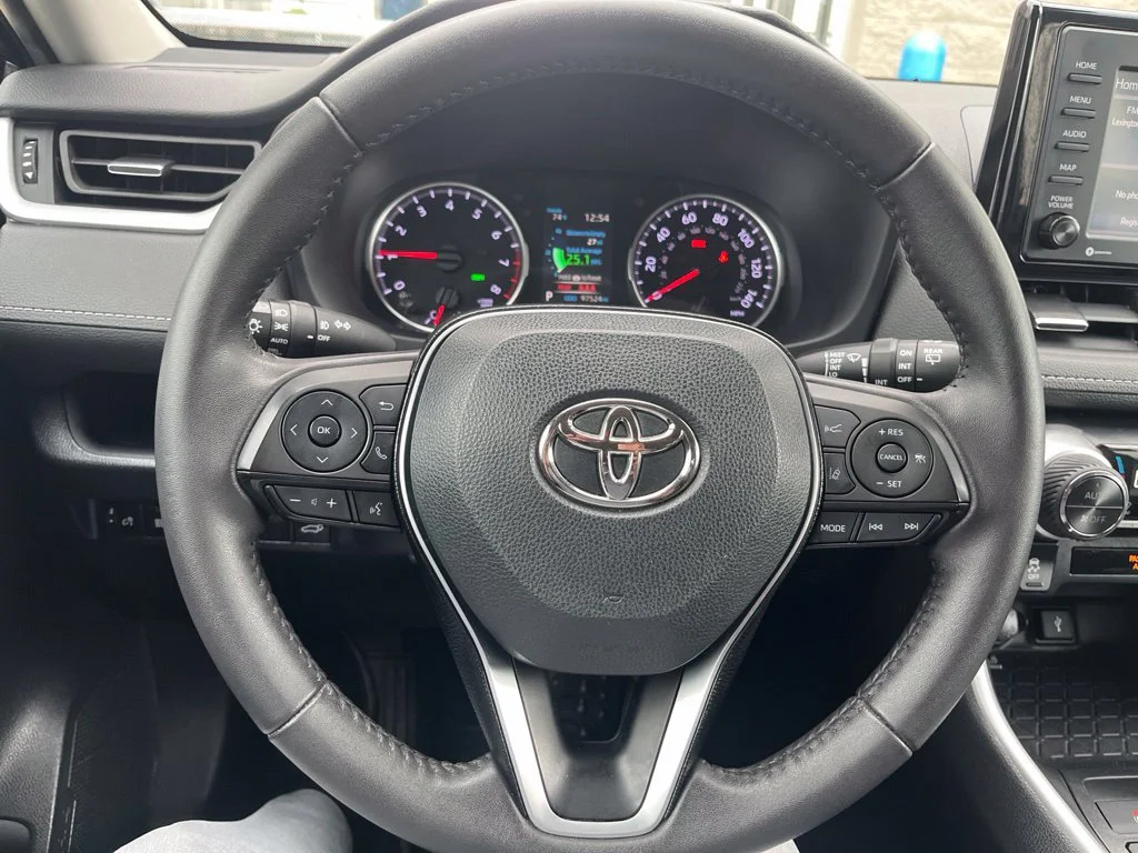Used 2020 Midnight Black Metallic Toyota XLE Premium image 21