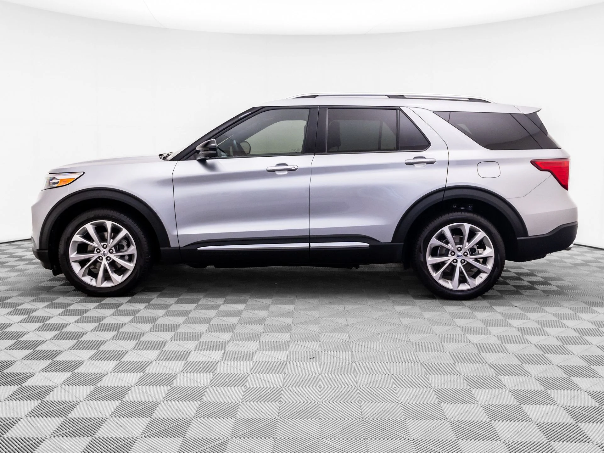 Used 2023 Silver Ford Platinum image 2