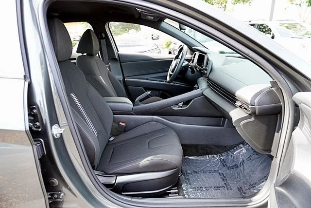 Used 2025 Gray Hyundai SEL Sport image 10