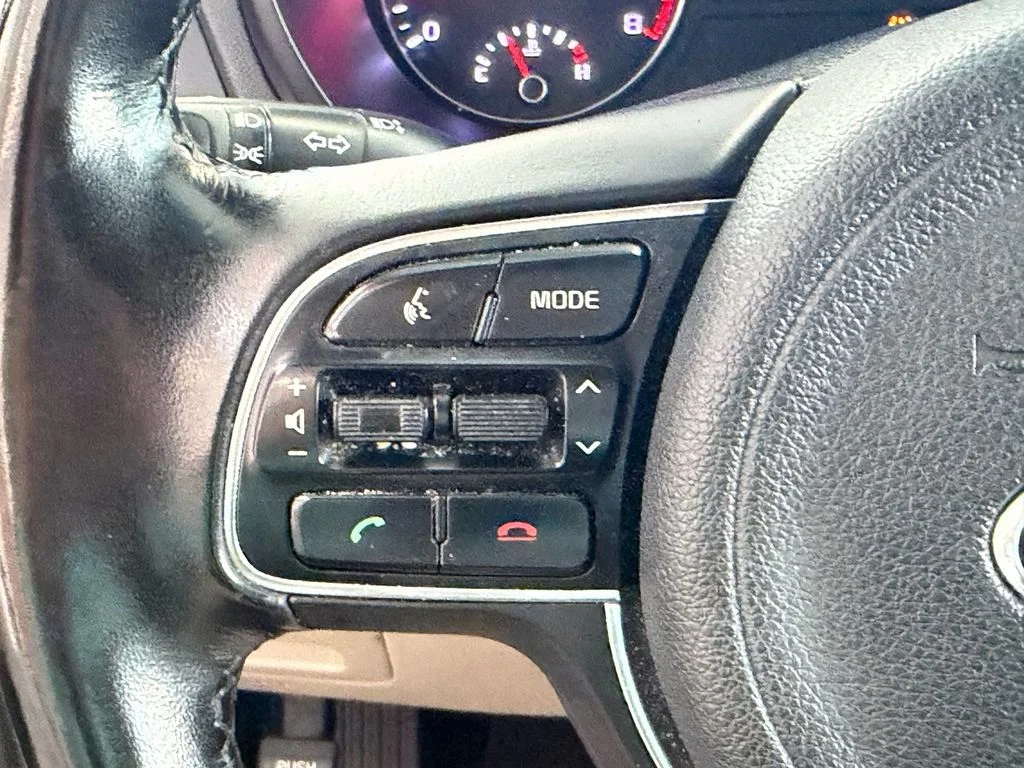 Used 2018 White Kia EX image 23
