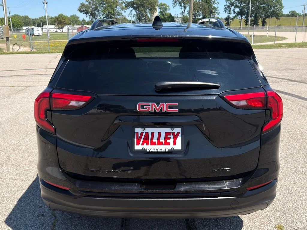 Used 2020 Black GMC SLE image 10