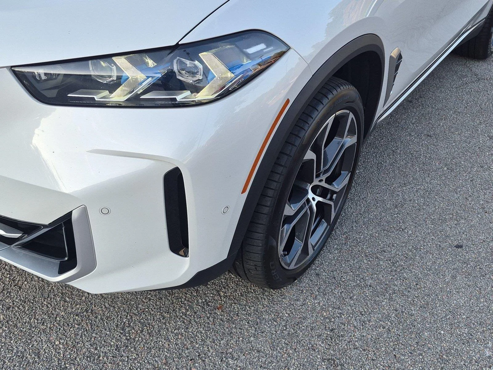 Used 2025 Mineral White Metallic BMW xDrive40i image 9