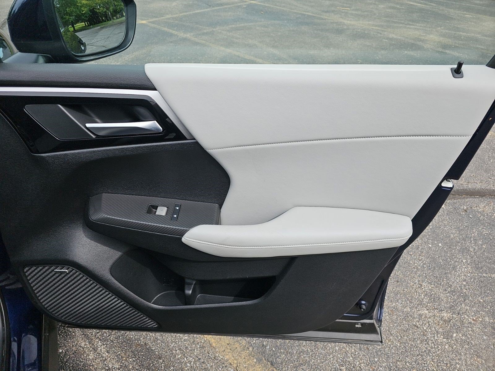 Used 2025 Silver Mitsubishi SE image 13