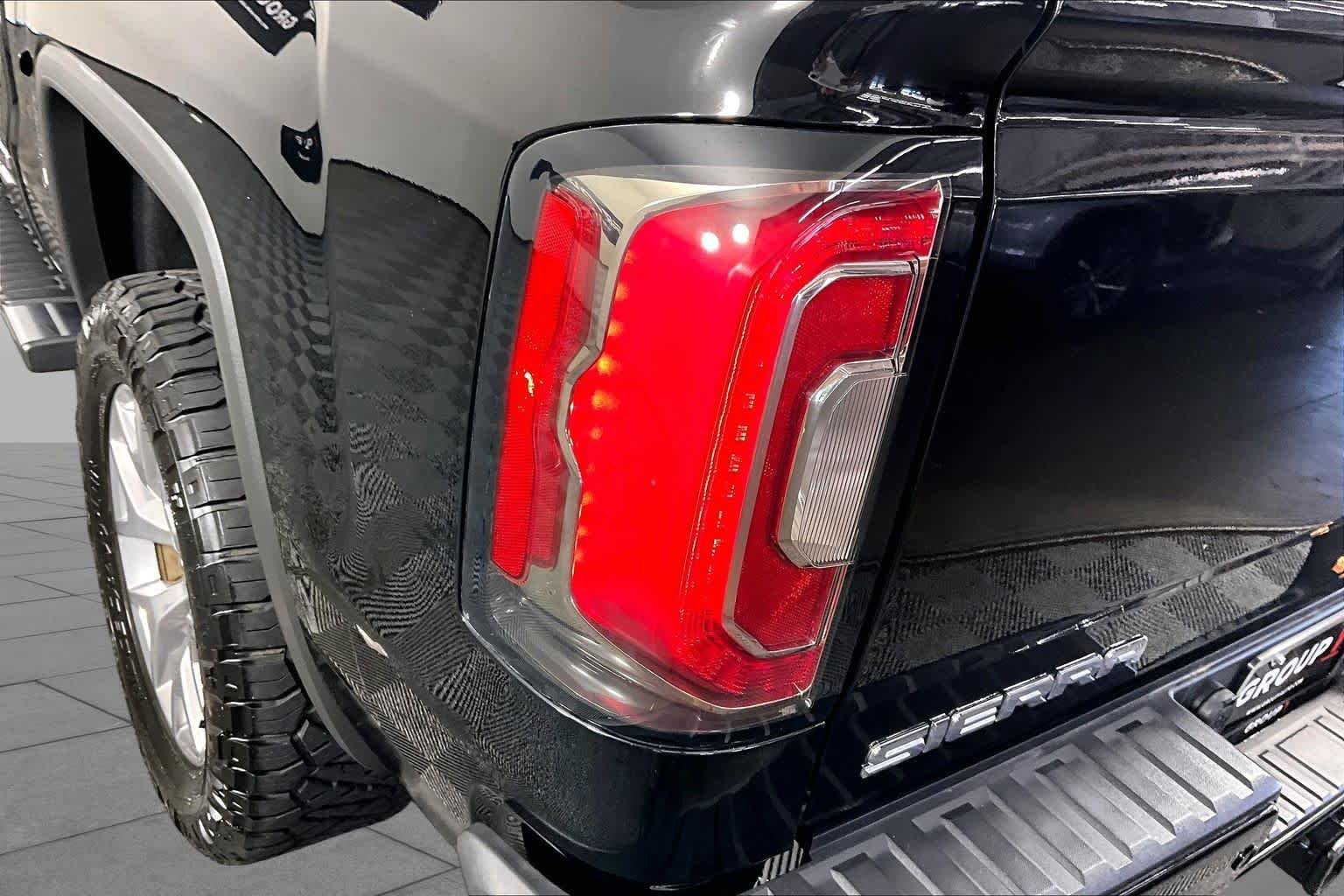 Used 2017 Onyx Black GMC Denali image 28