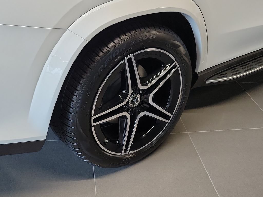 New 2026 MANUFAKTUR Moonlight White Metallic Mercedes-Benz GLS 450 image 7