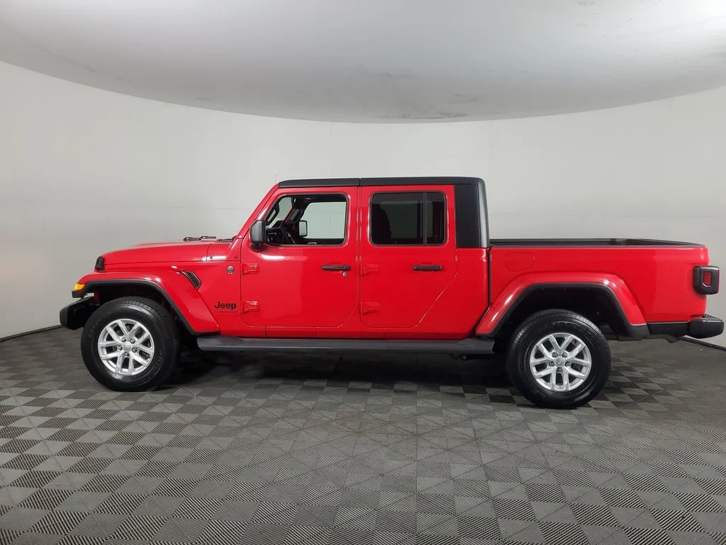 Used 2023 Red Jeep Sport S image 7