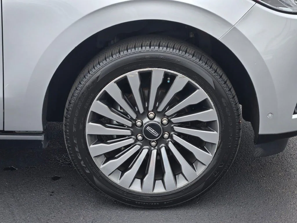 Used 2019 Silver Lincoln Reserve image 6