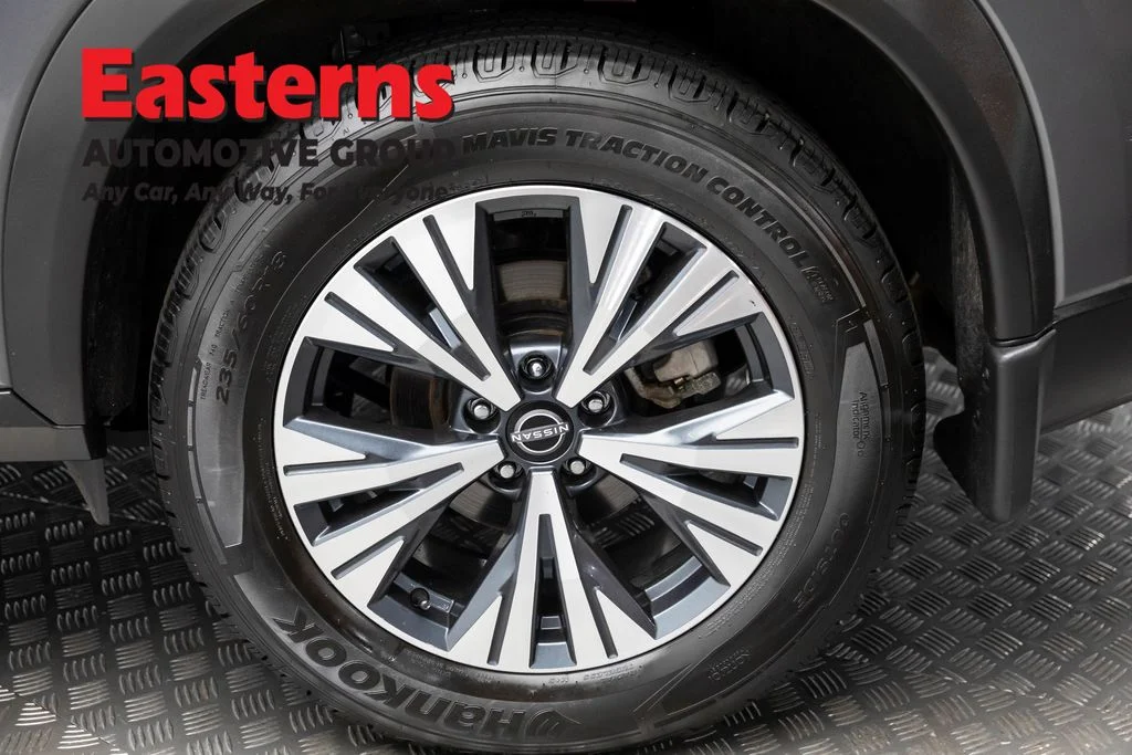 Used 2023 Gray Nissan SV image 8