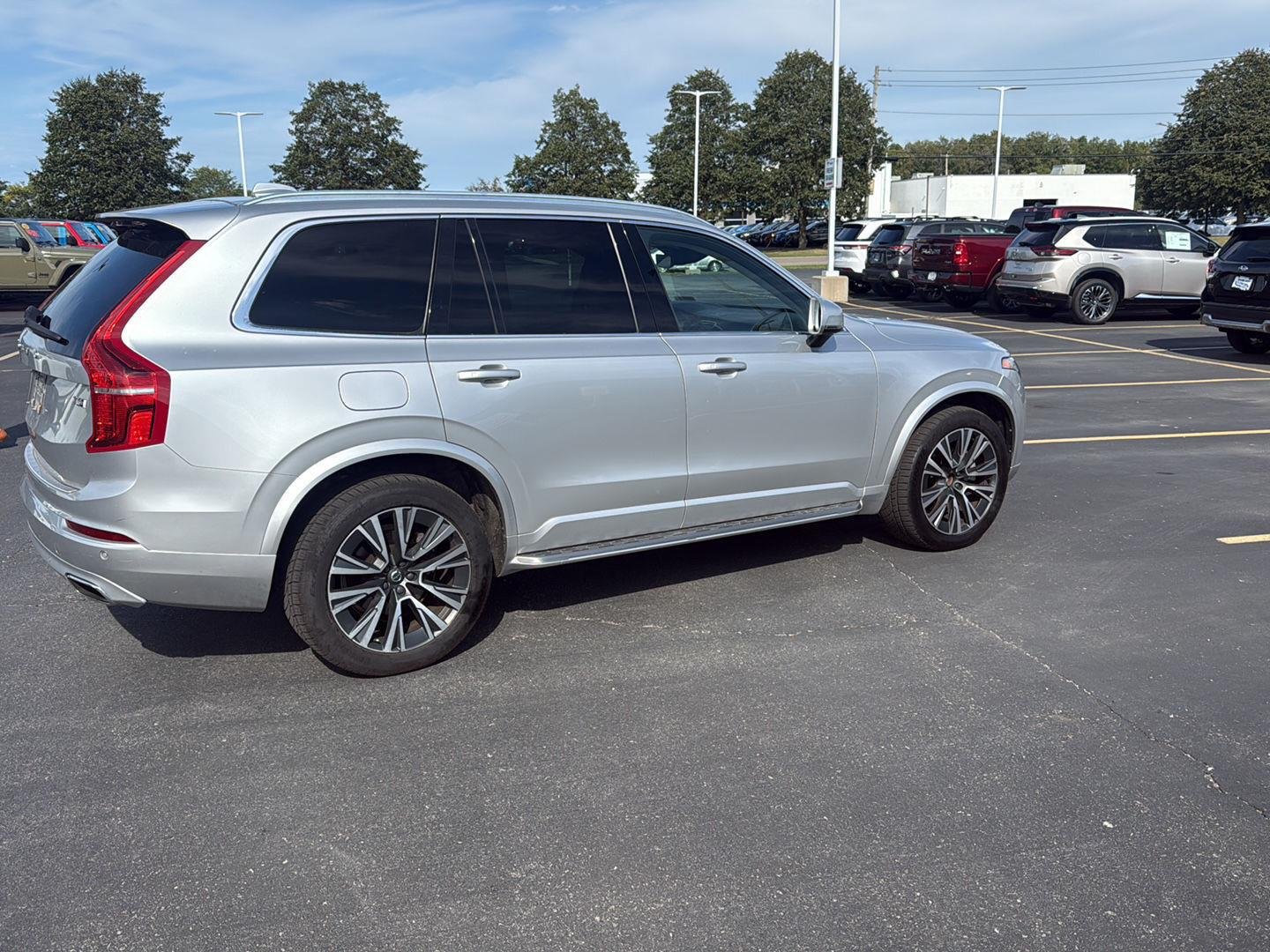 Used 2021 Bright Silver Metallic Volvo Momentum image 8