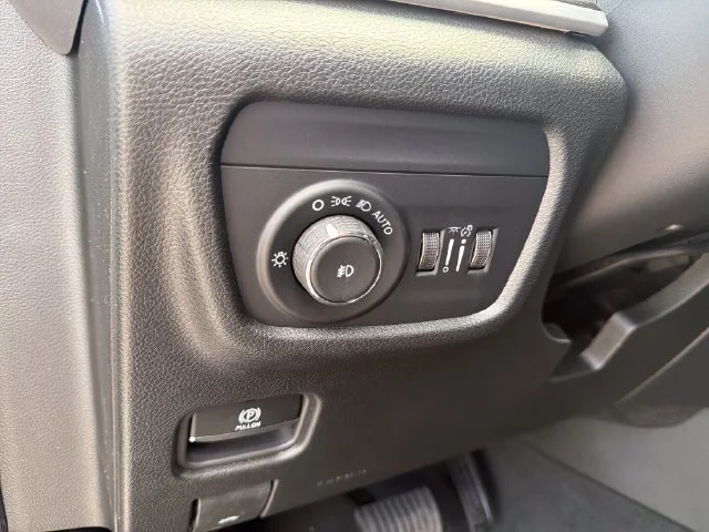 New 2026 Silver Zynith Exterior Paint Jeep Limited image 16