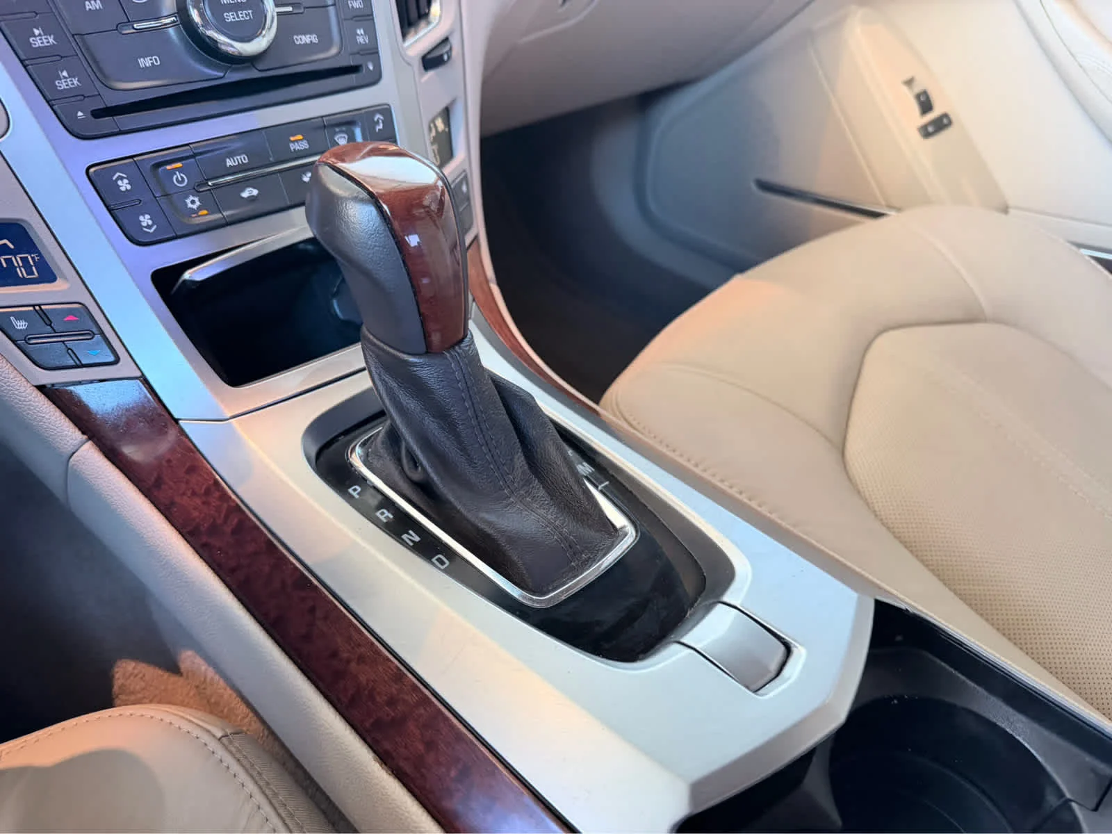 Used 2011 CRYSTAL RED TINTCOAT Cadillac Luxury image 20