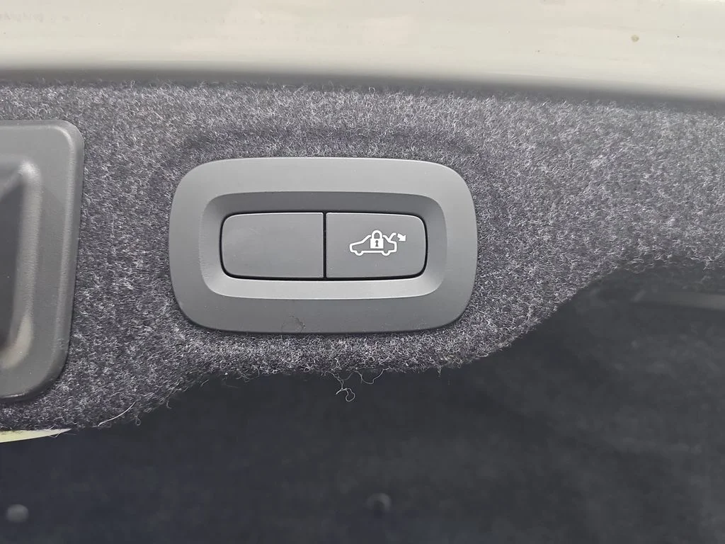 Used 2019 Beige Volvo T5 Momentum image 16