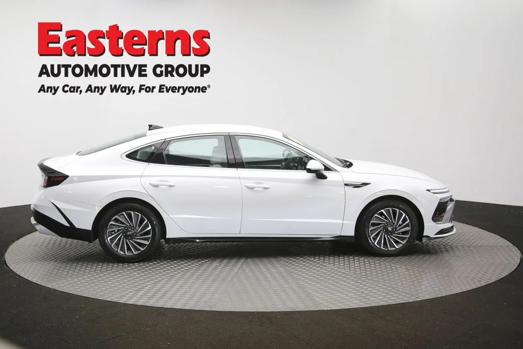 Used 2025 White Hyundai SEL image 44