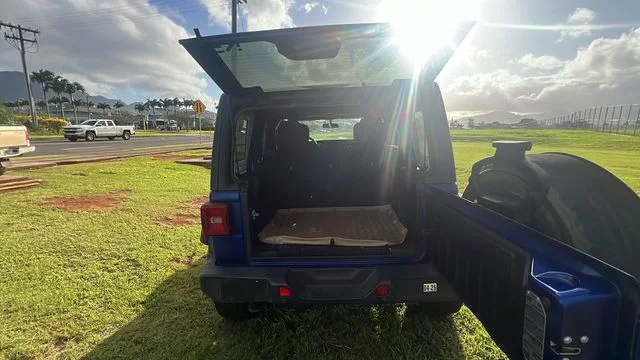 Used 2018 Blue Jeep Unlimited Sahara image 10