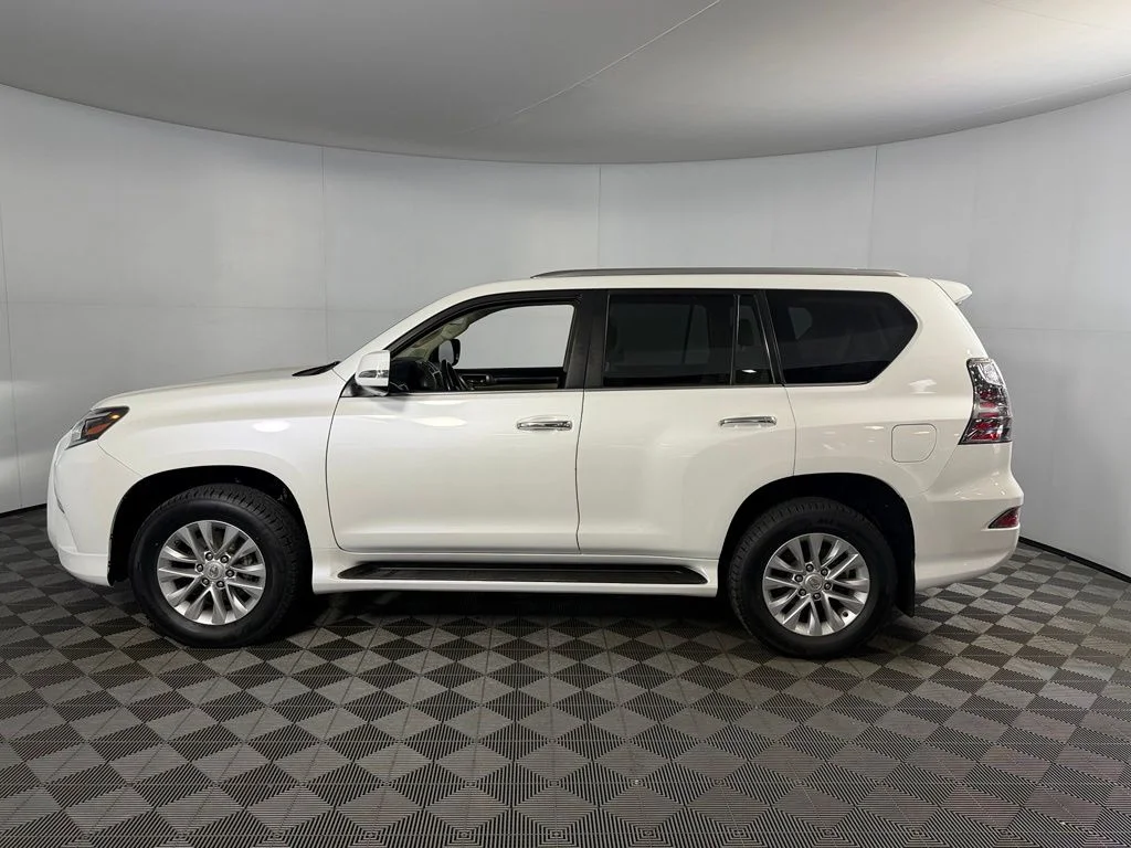 Used 2021  Lexus 460 image 10