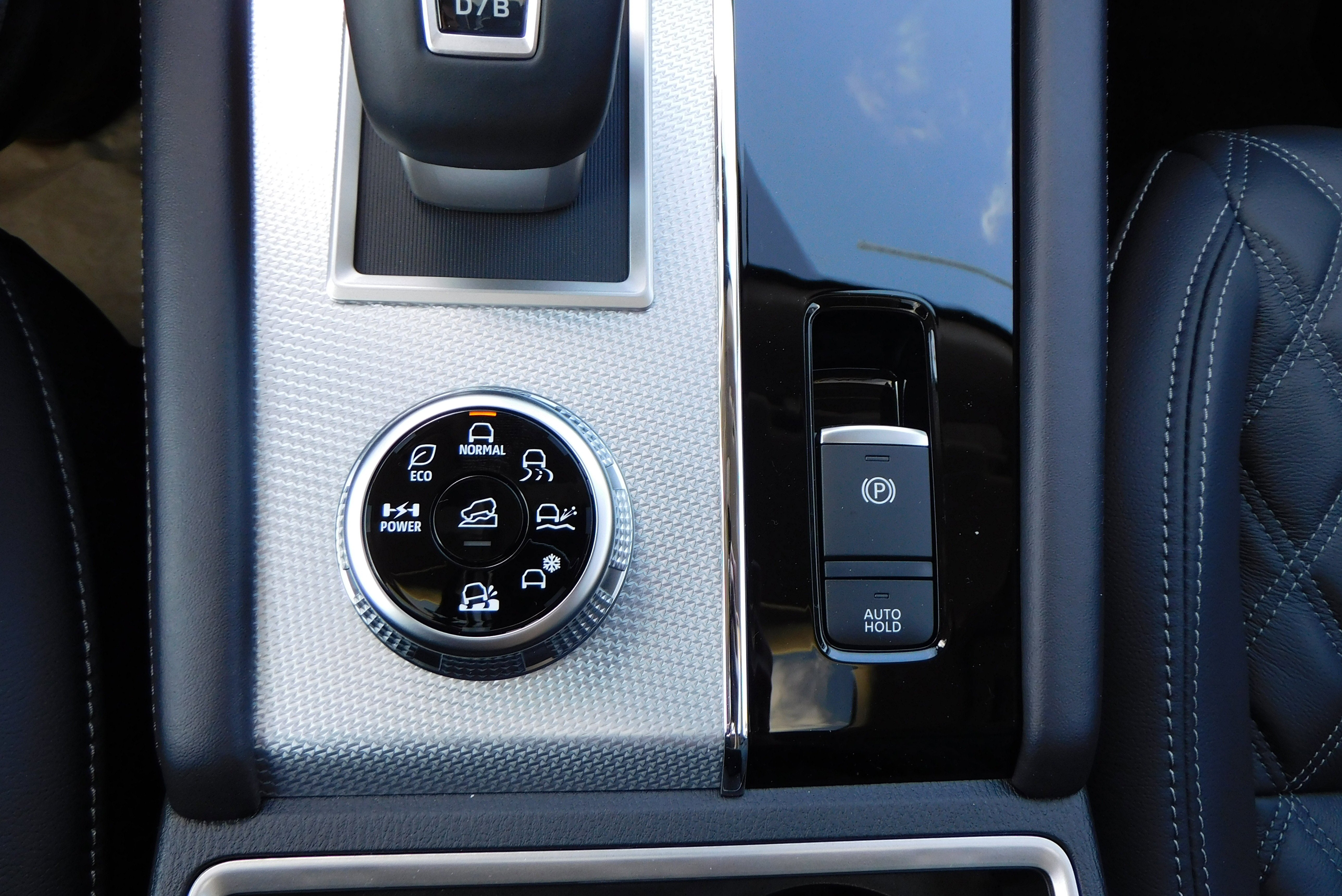Used 2025 WHITE DIMD Mitsubishi SEL Platinum Edition image 28
