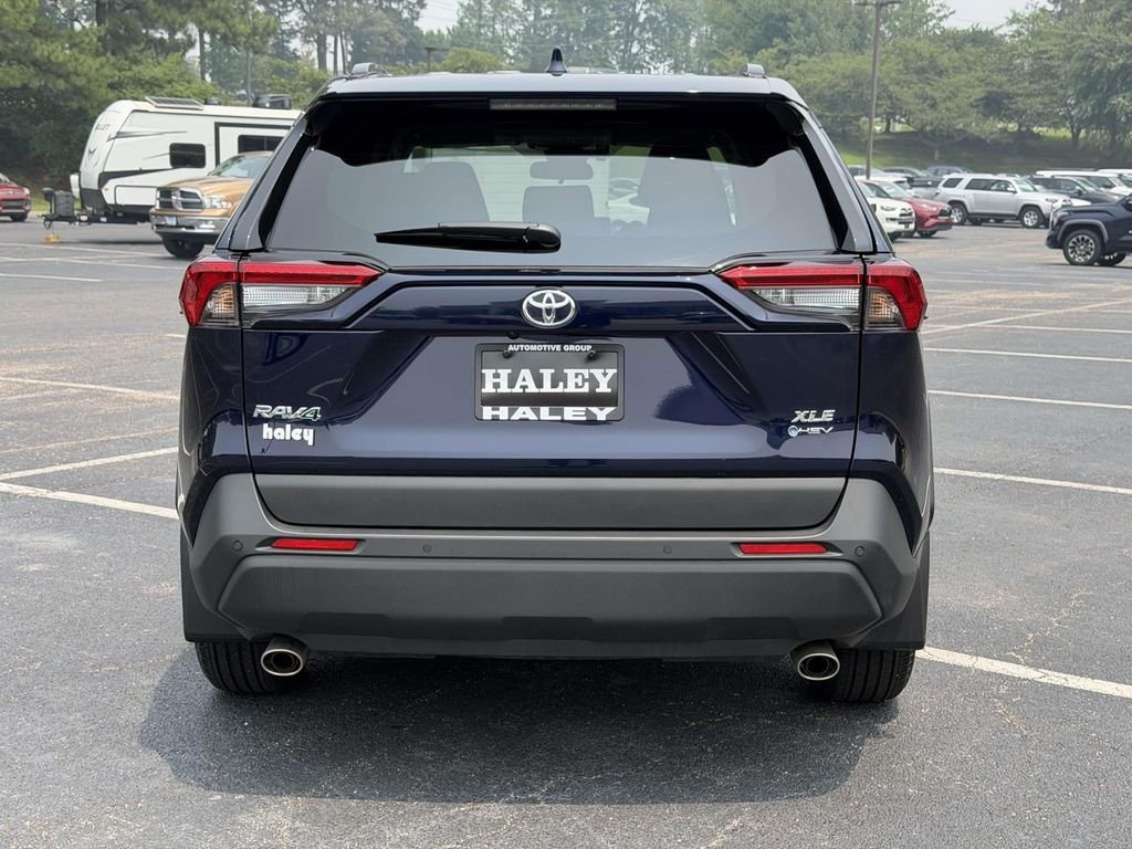 Certified Used 2025  Toyota XLE Premium image 21