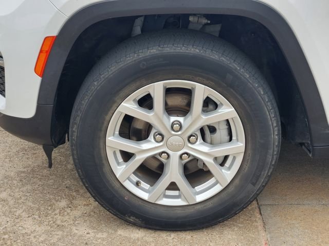 Used 2023 White/off-white Jeep Limited image 10