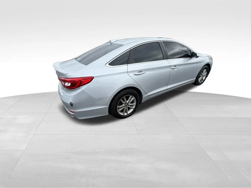 Used 2016 Silver Hyundai SE image 27