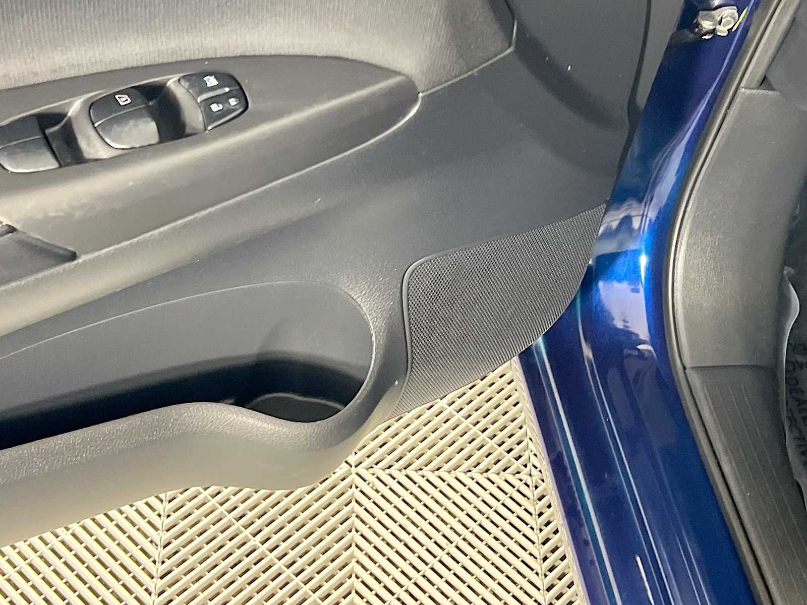 Used 2019 Deep Blue Pearl Nissan S image 19