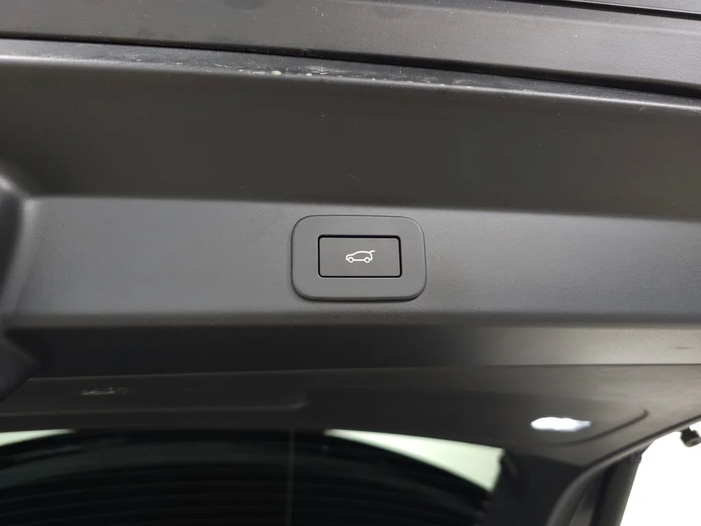 Used 2025 White Land Rover Dynamic SE image 6