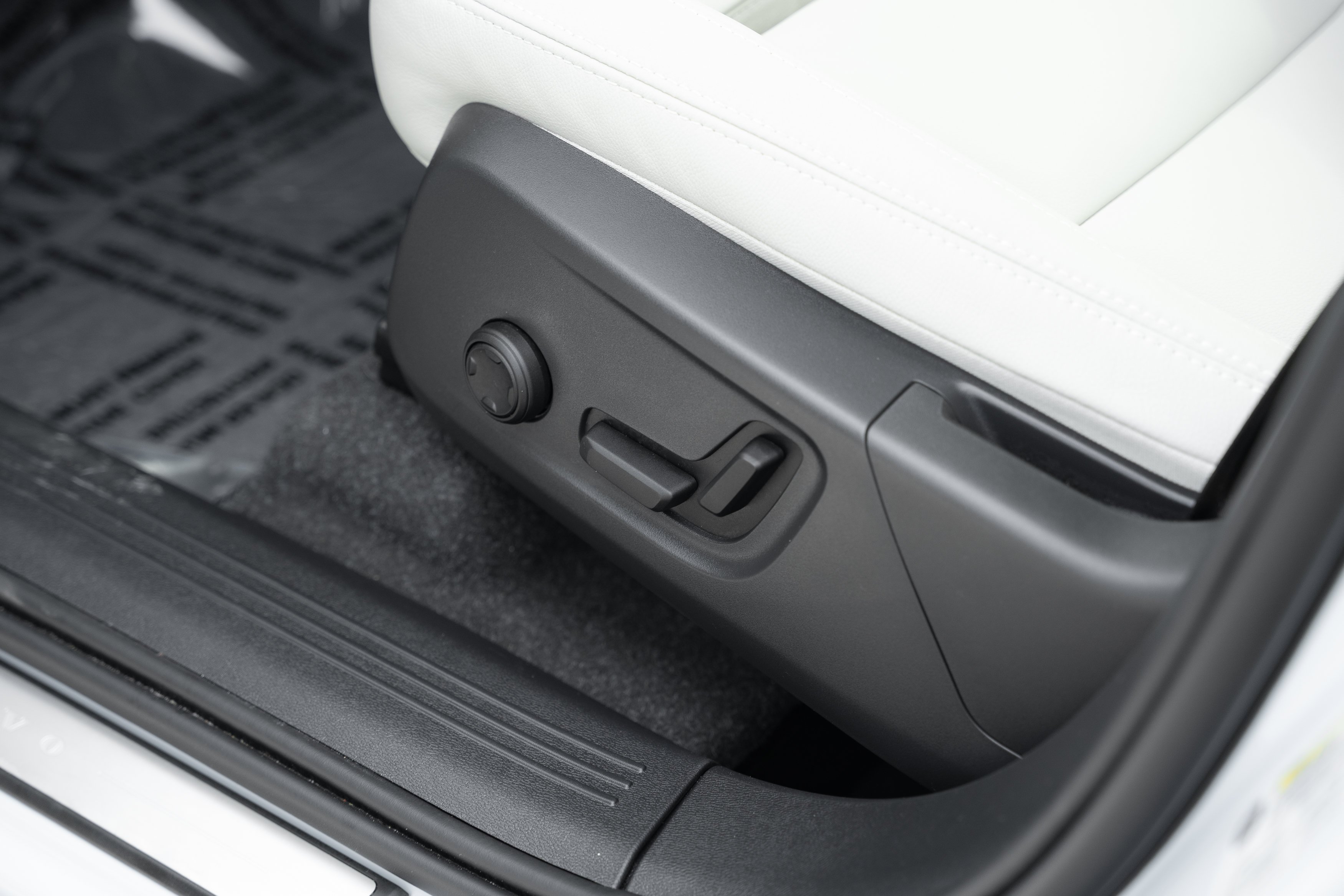 Used 2024 Cloud Blue Volvo Plus Bright Theme image 17